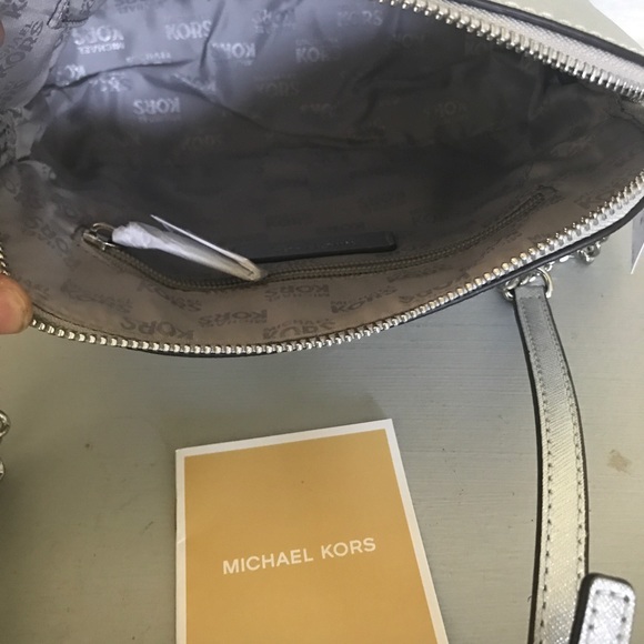 Authentic MK Cindy dome silver leather crossbody - Picture 4 of 6